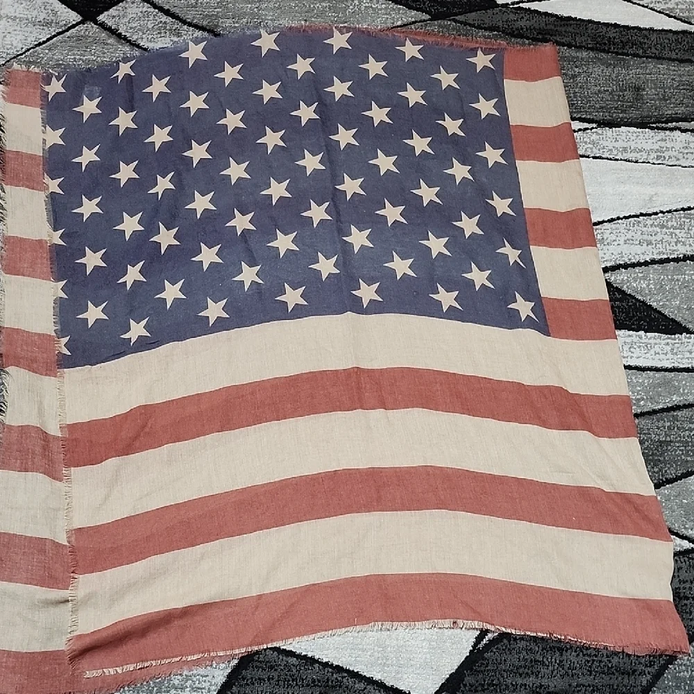 DO EVERYTHING IN LOVE EXTRA LARGE AMERICAN FLAG SCARF SHAWL STARS & STRIPES